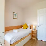 Holiday home 102 - Bright & Spacious Townhouse - Sleeps 5 - Parking *