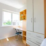 102 - Bright & Spacious Townhouse - Sleeps 5 - Parking Holiday home *