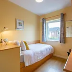 Holiday home 102 - Bright & Spacious Townhouse - Sleeps 5 - Parking *