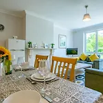 102 - Bright & Spacious Townhouse - Sleeps 5 - Parking Galway