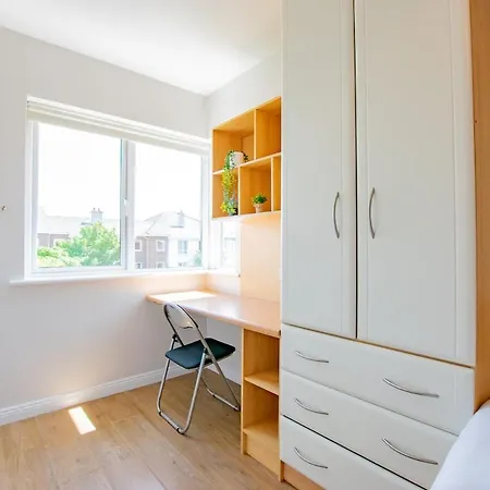 102 - Bright & Spacious Townhouse - Sleeps 5 - Parking 別荘 *