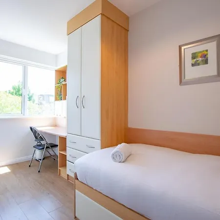 102 - Bright & Spacious Townhouse - Sleeps 5 - Parking