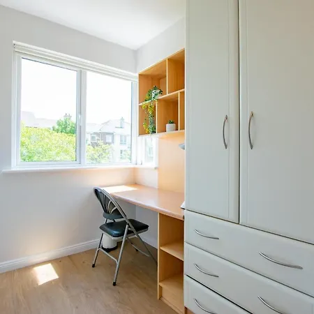 102 - Bright & Spacious Townhouse - Sleeps 5 - Parking * ゴールウェイ