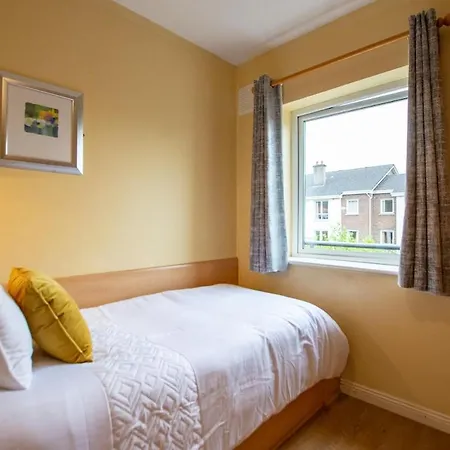 102 - Bright & Spacious Townhouse - Sleeps 5 - Parking Holiday home *
