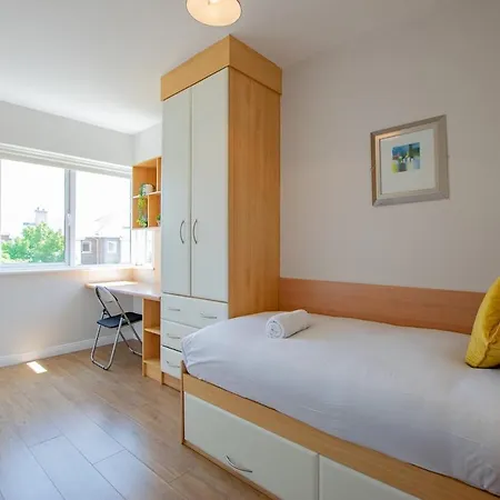 102 - Bright & Spacious Townhouse - Sleeps 5 - Parking Holiday home