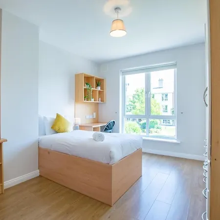 102 - Bright & Spacious Townhouse - Sleeps 5 - Parking Holiday home