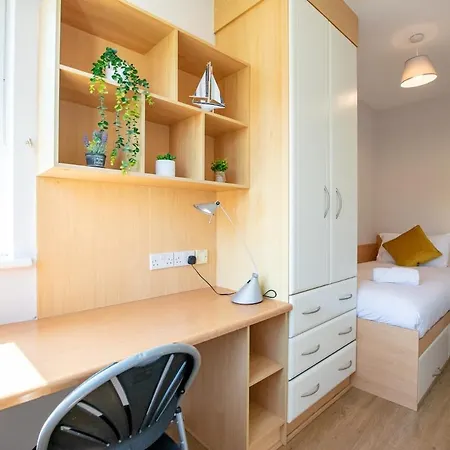 102 - Bright & Spacious Townhouse - Sleeps 5 - Parking Holiday home *