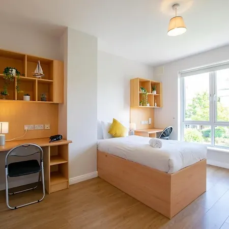 102 - Bright & Spacious Townhouse - Sleeps 5 - Parking