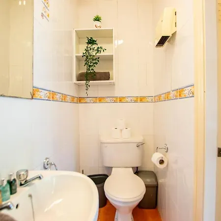 Holiday home 102 - Bright & Spacious Townhouse - Sleeps 5 - Parking Galway