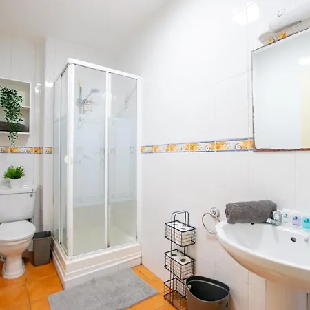 102 - Bright & Spacious Townhouse - Sleeps 5 - Parking