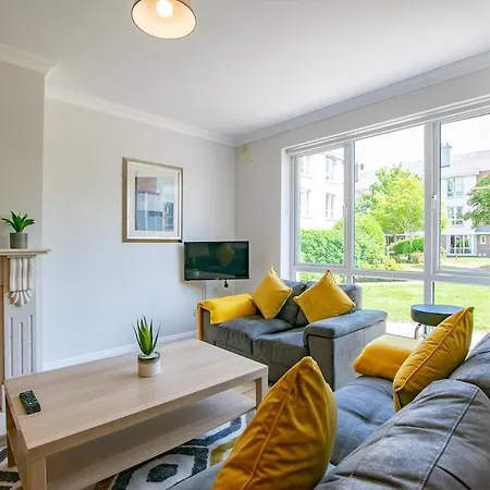 Bright & Spacious Townhouse