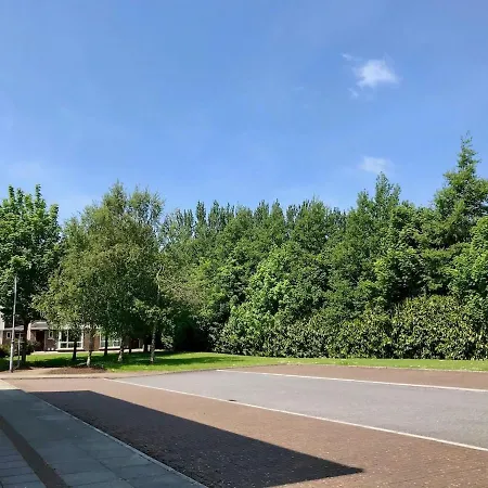 Holiday home 102 - Bright & Spacious Townhouse - Sleeps 5 - Parking *