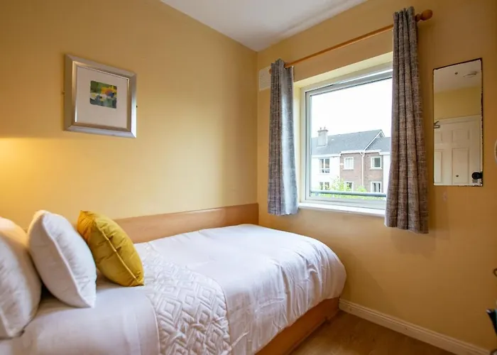 102 - Bright & Spacious Townhouse Дом отдыха *