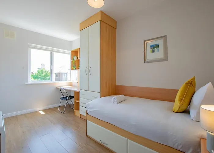 102 - Bright & Spacious Townhouse Дом отдыха