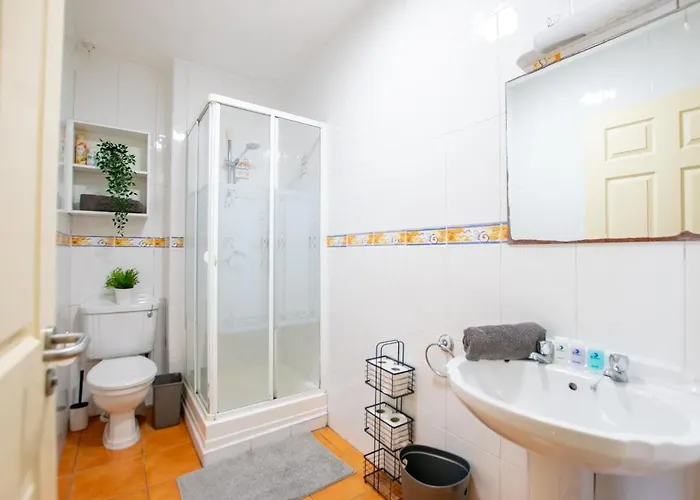 102 - Bright & Spacious Townhouse