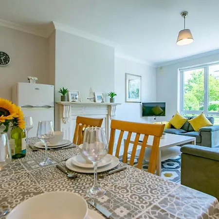 102 - Bright & Spacious Townhouse - Sleeps 5 - Parking Galway